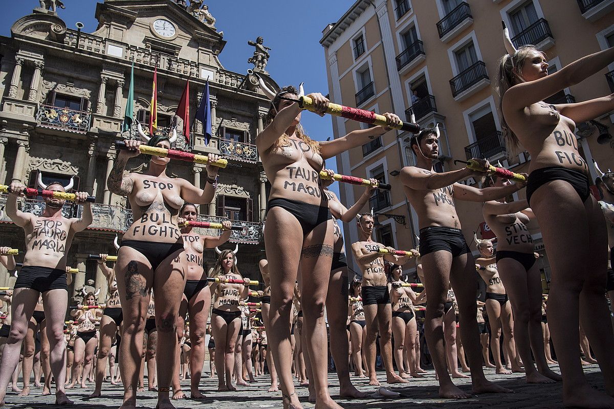 Anima Naturalisek hil hasieran udaletxe aurrean egindako protesta. J.M / ARP.