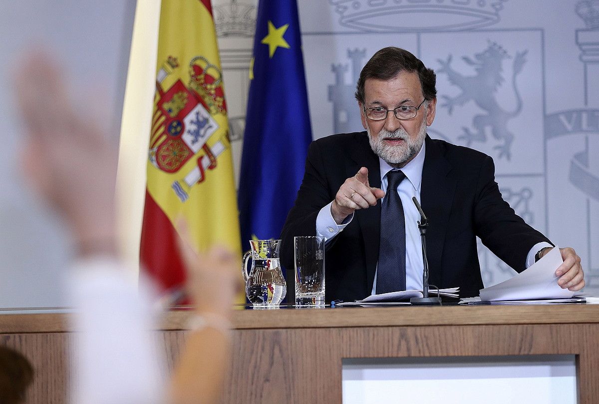 Mariano Rajoy Espainiako Gobernuko presidentea, kazetarien galderak erantzuten, atzo, Ministroen Bilkuraren ostean. CHEMA MOYA / EFE.