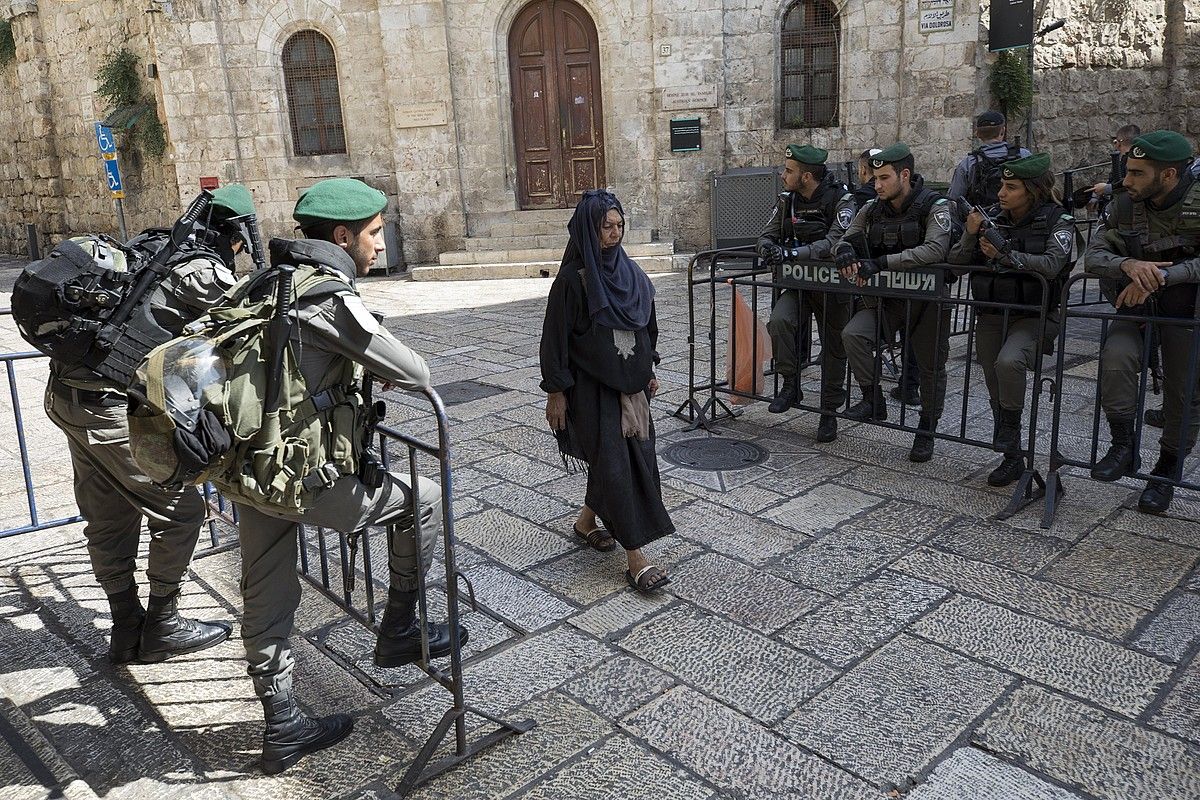 Palestinako emakume bat Al-Aqsa meskitaren sarreran, Israelgo soldaduak begira zituela, atzo. ATEF SAFADI / EFE.