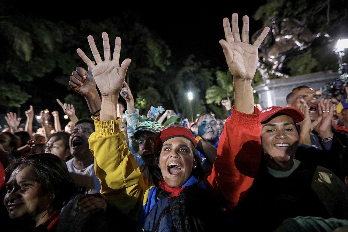 Caracasko Altamira auzoan oposizioaren aldekoek jarritako bonba bat lehertu zen, Venezuelako Poliziak handik pasatu behar zuenean. MIGUEL GUTIERREZ / EFE.