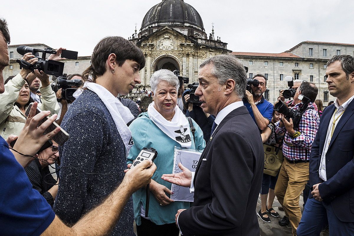 Etxerat-eko Naike Diez eta Iñigo UrkulluEusko Jaurlaritzako lehendakaria, Loiolako santutegian, atzo. ARITZ LOIOLA / ARGAZKI PRESS.