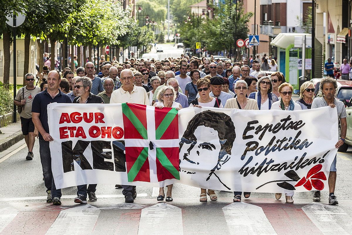 Del Hoyoren heriotza salatzeko manifestazioa, atzo, Galdakaon. A. LOIOLA / ARP.