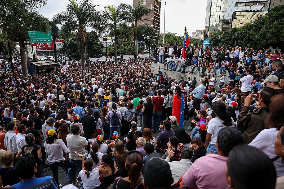 Venezuelako oposizioa, Batzar Konstituziogilearen aurkako protestetan, astelehenean, Caracasen. MIGUEL GUTIERREZ / EFE.