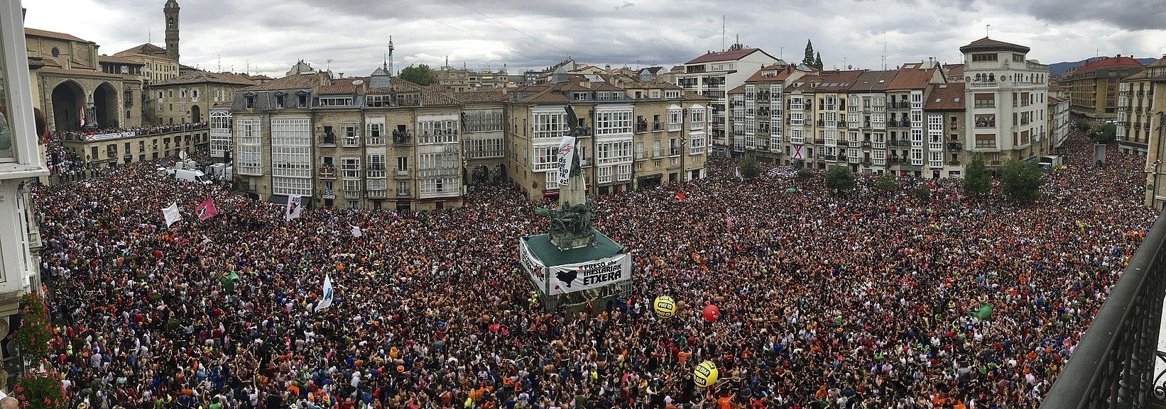 Aurreko urteko Zeledonen jaitsierako irudi bat, Andre Maria Zuriaren plaza jendez gainezka zela. MONIKA DEL VALLE / ARGAZKI PRESS.