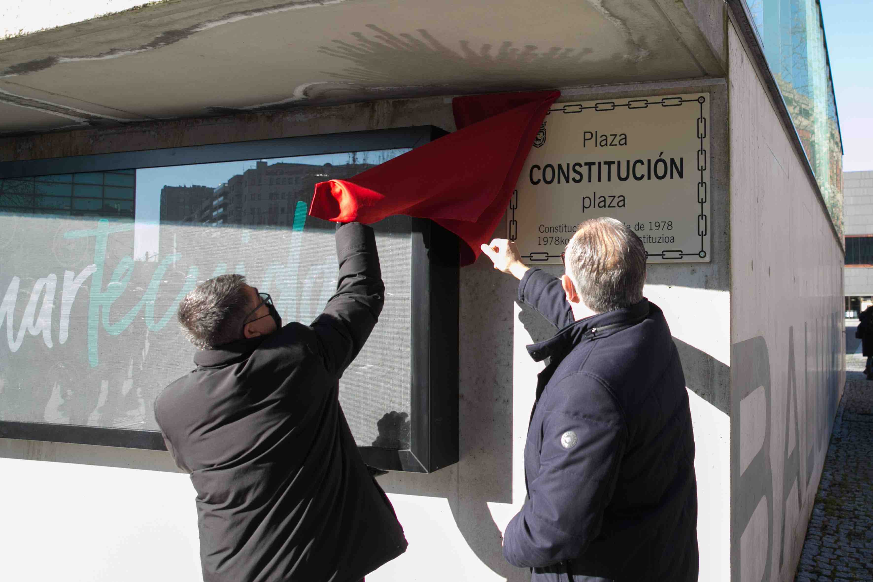 (ID_13478326) INAUGURACIÃON PLACA EN LA PLZA DEL BALUARTE, COMO NUEV APLAZA D