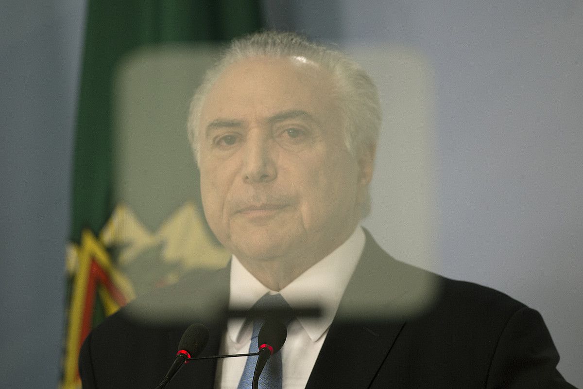 Michel Temer Brasilgo presidentea herenegun, bozketaren ondoren prentsaren aurrean hitz egiten. JOEDSON ALVES / EFE.