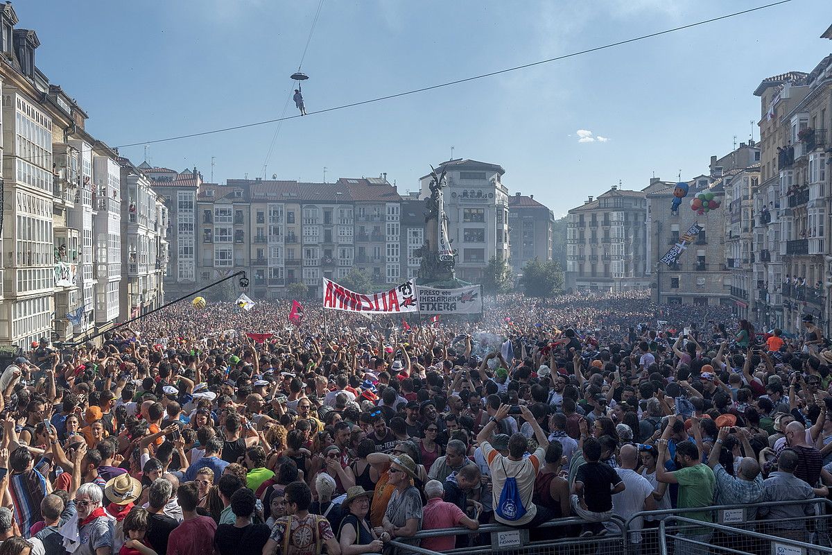 Gasteizko Andre Maria Zuriaren plaza jendez lepo bete zen atzo Zeledoni ongietorria emateko. JUANAN RUIZ / ARGAZKI PRESS.