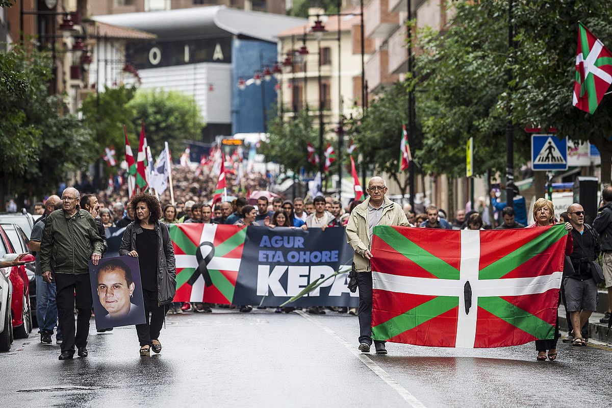 Kepa del Hoyoren bikotekidea eta semea, Galdakaoko presoen senideekin batera, oholtzan. ARITZ LOIOLA / ARGAZKI PRESS.