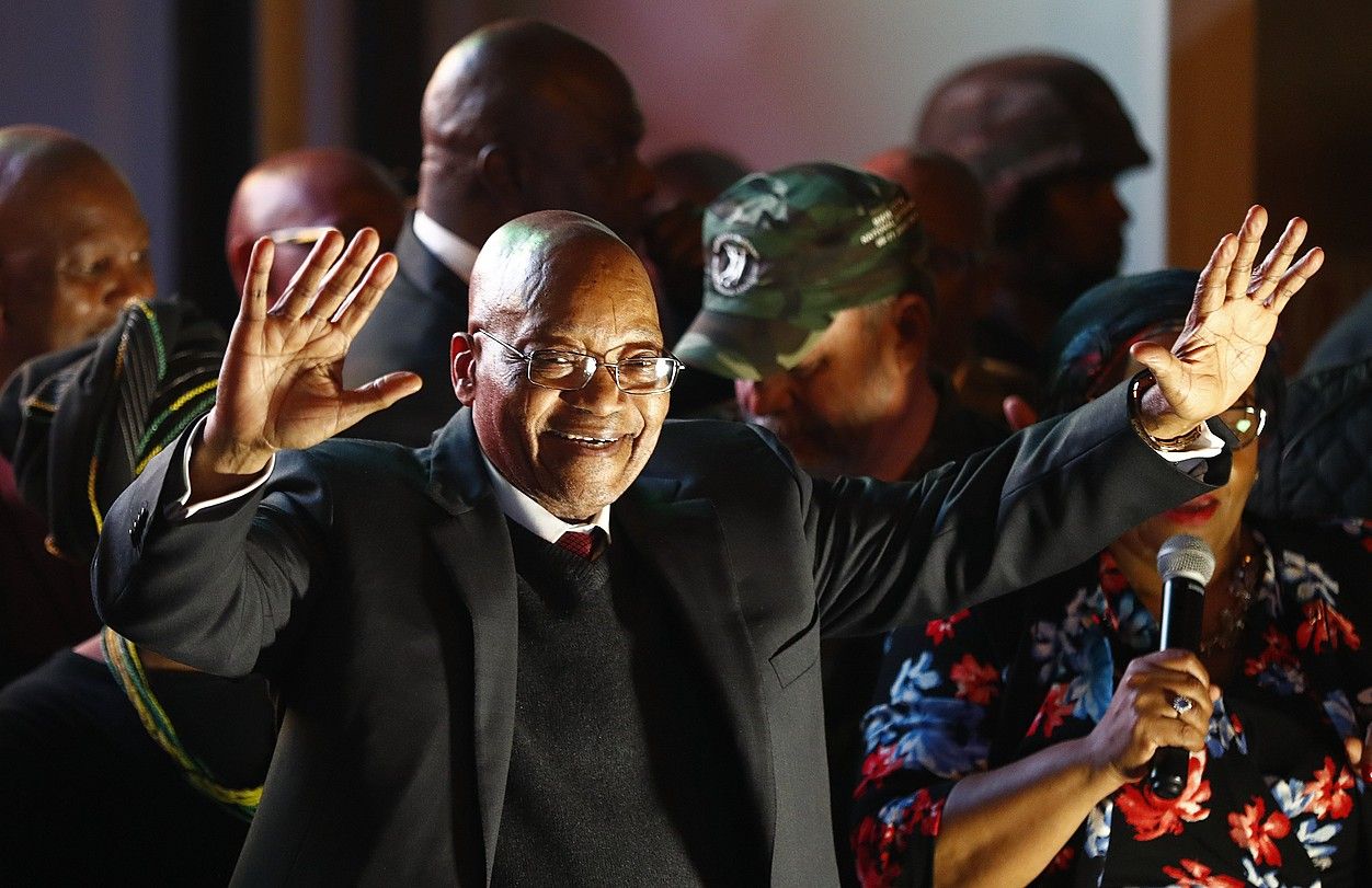 Jacob Zuma Hegoafrikako presidentea, atzo, Lurmutur Hirian, bozketaren ondoren bere jarraitzaileen aurrean mintzatzen. BOTHMA / EFE.