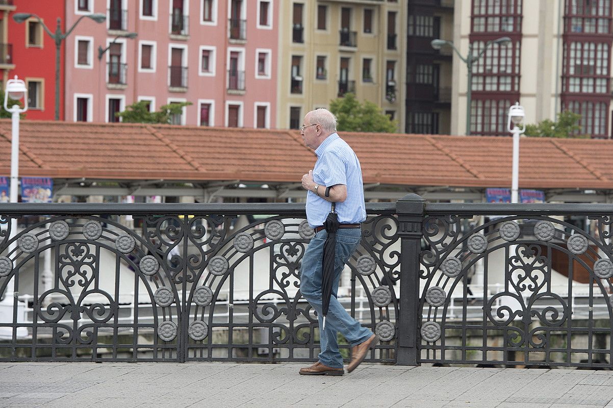 Zahartze aktiboaren aldeko apustua egiten ari dira hainbat udalerri; irudian, gizon bat, Bilbon paseatzen. MONIKA DEL VALLE / ARGAZKI PRESS.