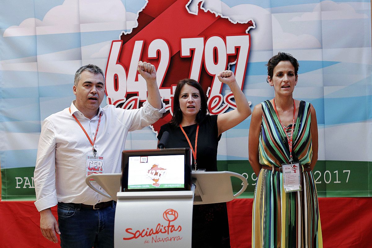 Santos Cerdan Antolamendu idazkaria, Adriana Lastra PSOEko idazkariorde nagusia eta Maria Txibite PSNko idazkari nagusia, PSNren Kongresuan. IVAN AGINAGA/ EFE. Santos Cerdan Antolamendu idazkaria, Adriana Lastra PSOEko idazkariorde nagusia eta Maria Txibite PSNko idazkari nagusia, PSNren Kongresuan. IVAN AGINAGA/ EFE.