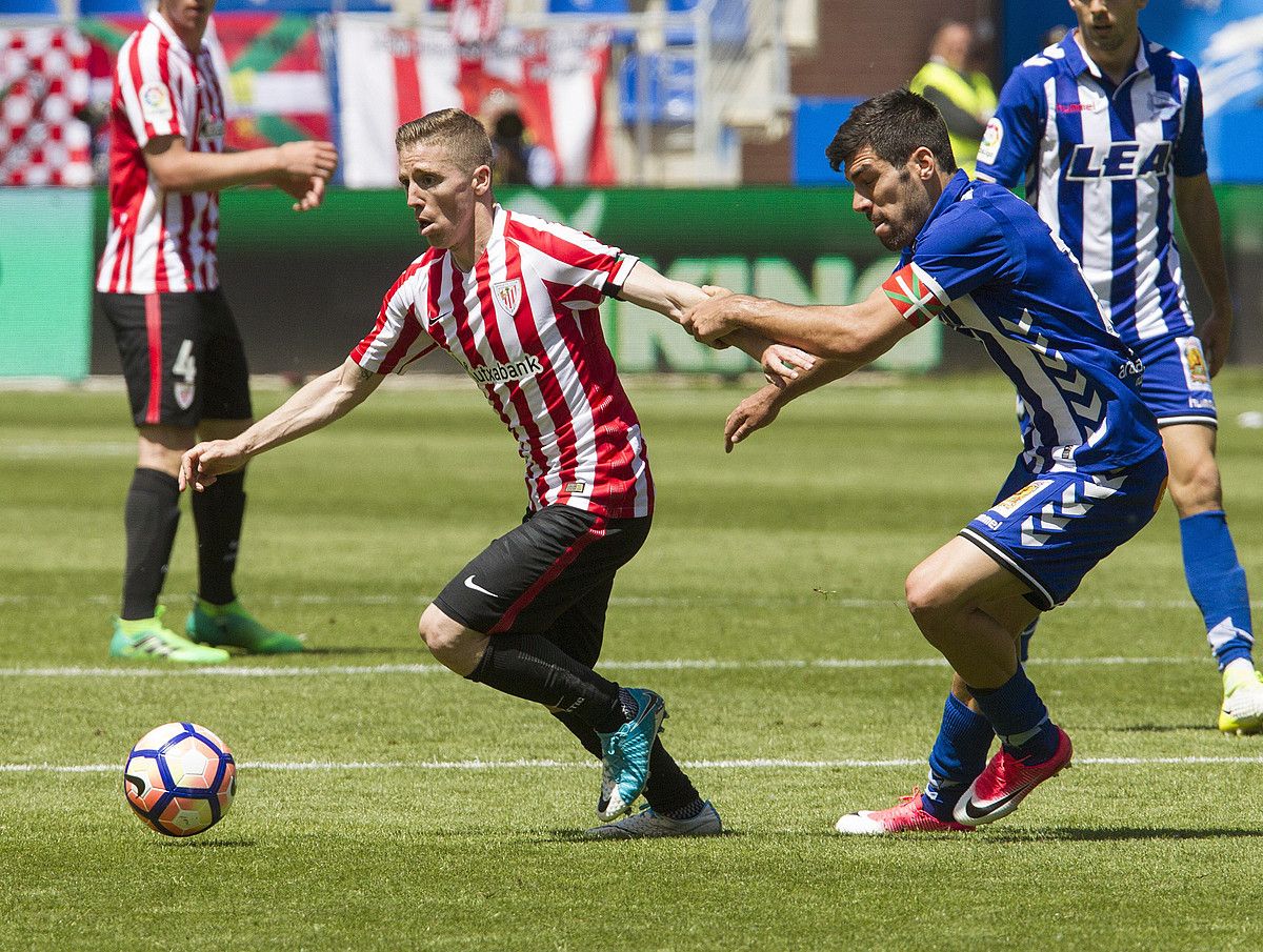 Manu Garcia Alaveseko jokalaria eta Iker Muniain Athleticekoa baloiarengatik lehian, elkarren kontra jokatutako azken derbian. ADRIAN RUIZ DE HIERRO / EFE.