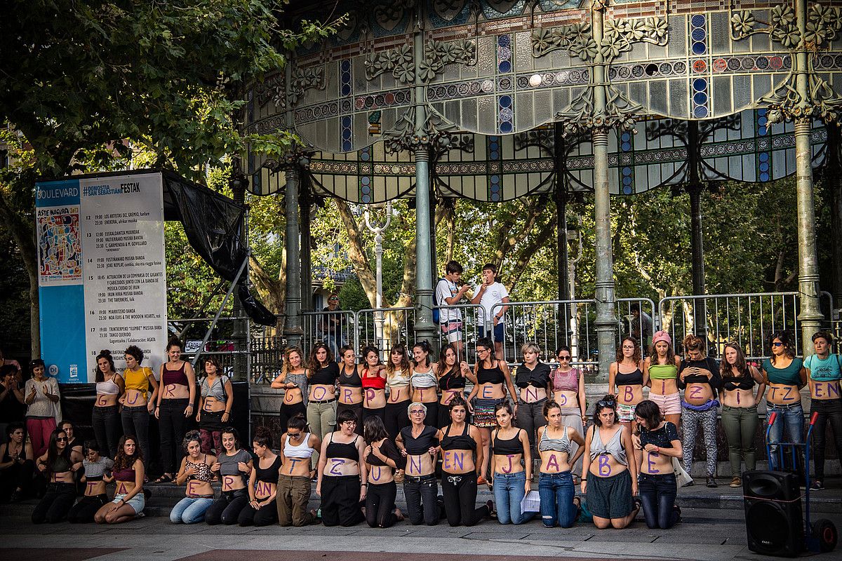 Gorputzean idatzi zuten euren aldarrikapena emakumeek, atzo, Donostian eginiko protestan. ANDONI MIKELARENA.