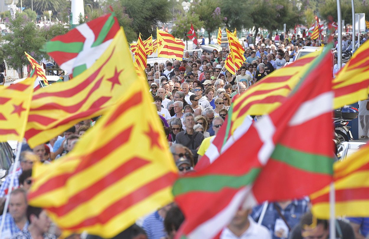 3.000 lagun inguruk hartu zuten parte Donostian, atzo, Kataluniako erreferenduma babesteko EH Bilduk deitutako manifestazioan. IDOIA ZABALETA / ARGAZKI PRESS. 3.000 lagun inguruk hartu zuten parte Donostian, atzo, Kataluniako erreferenduma babesteko EH Bilduk deitutako manifestazioan. IDOIA ZABALETA / ARGAZKI PRESS.