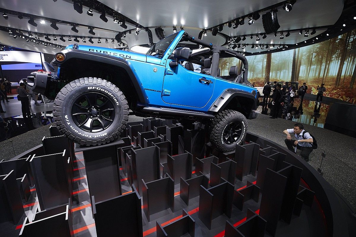 Bisitari bat Jeep Wrangler modeloari begira, joan den apirilean, Shanghaiko Autoaren Azokan (Txina). SHERWIN / EFE. Bisitari bat Jeep Wrangler modeloari begira, joan den apirilean, Shanghaiko Autoaren Azokan (Txina). SHERWIN / EFE.