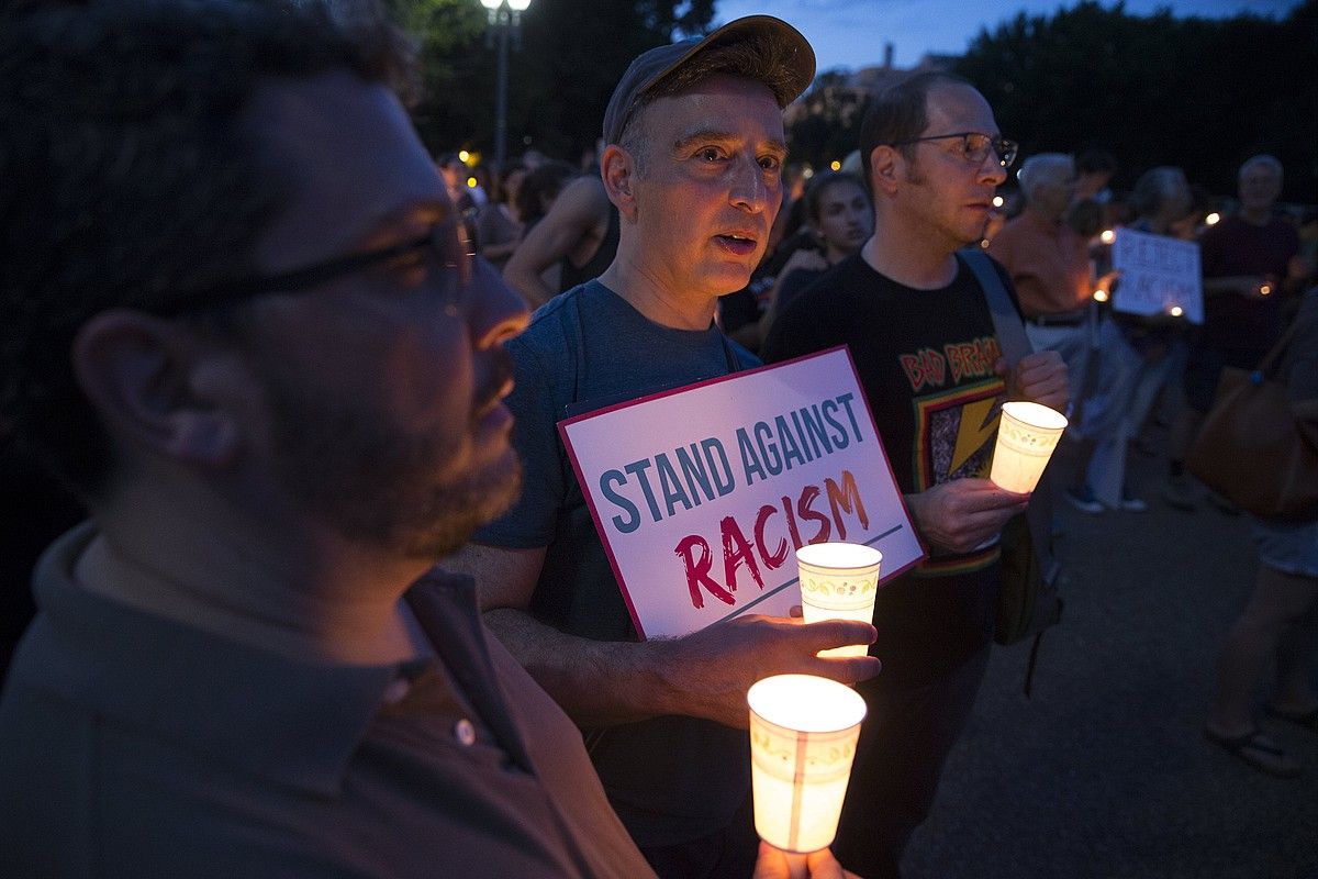 Ekintzaile talde bat herenegun, protesta batean. MICHAEL REYNOLDS / EFE.