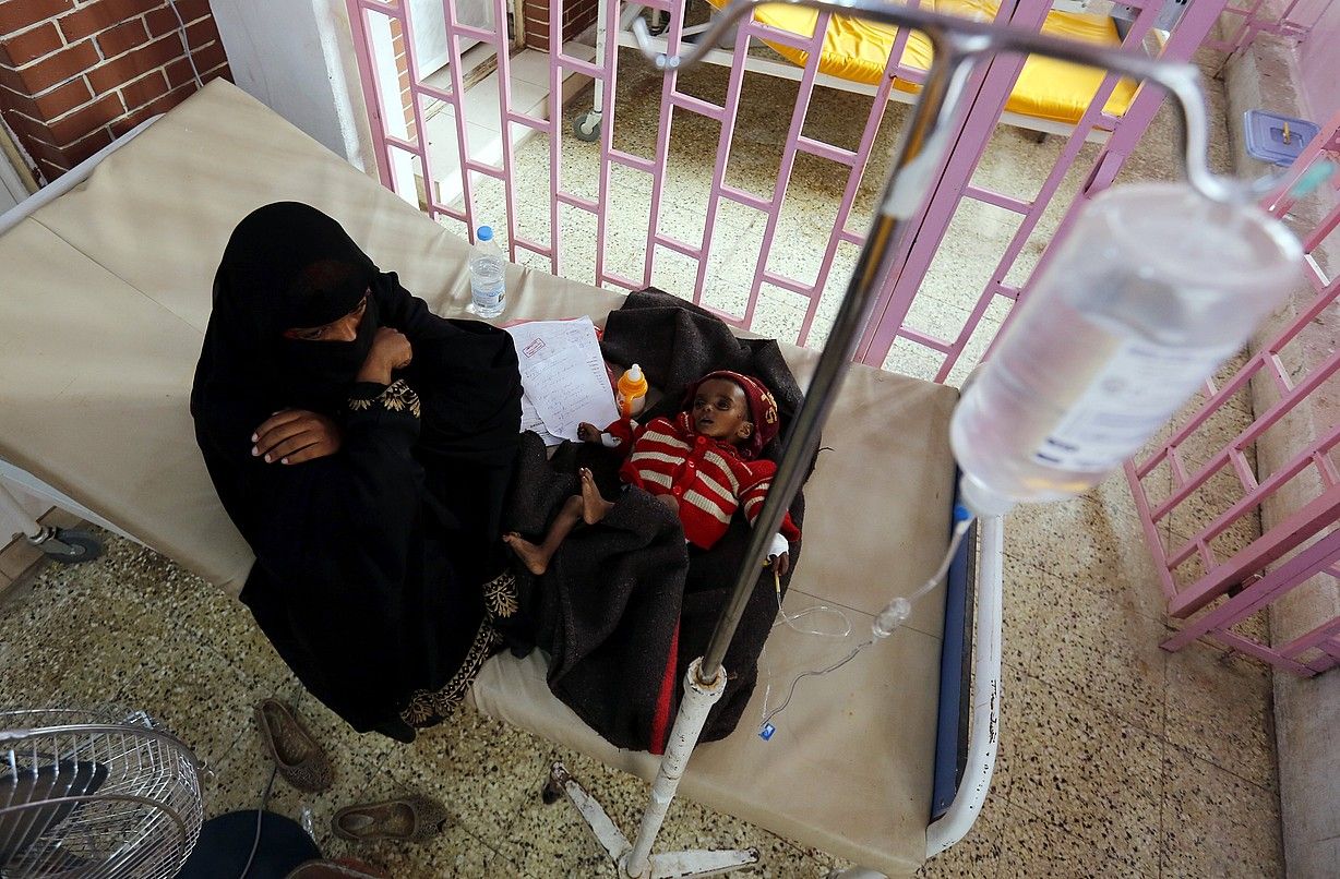 Emakumezko bat Sanako ospitale batean (Yemen), alboan semea koleraz kutsatua daukala. YAHYA ARHAB / EFE. Emakumezko bat Sanako ospitale batean (Yemen), alboan semea koleraz kutsatua daukala. YAHYA ARHAB / EFE.