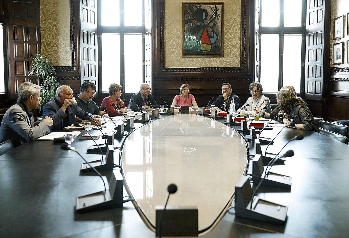 Kataluniako Legebiltzarreko Mahaiaren lehen bilkura oporretatik bueltan, atzo goizean. ANDREU DALMAU / EFE. Kataluniako Legebiltzarreko Mahaiaren lehen bilkura oporretatik bueltan, atzo goizean. ANDREU DALMAU / EFE.