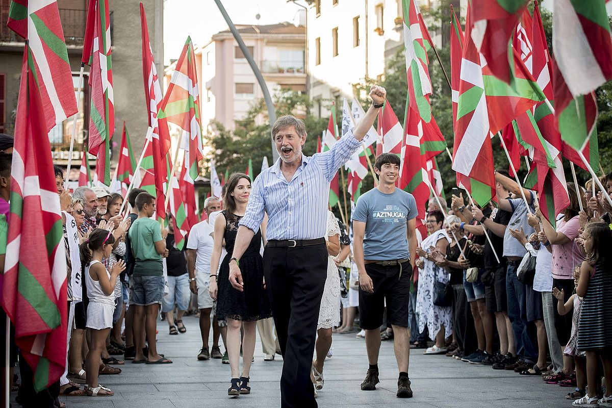 Senideek lagunduta iritsi zen Lasarte-Oriako Okendo plazara Rafa Diez, atzo. GORKA RUBIO / ARGAZKI PRESS.