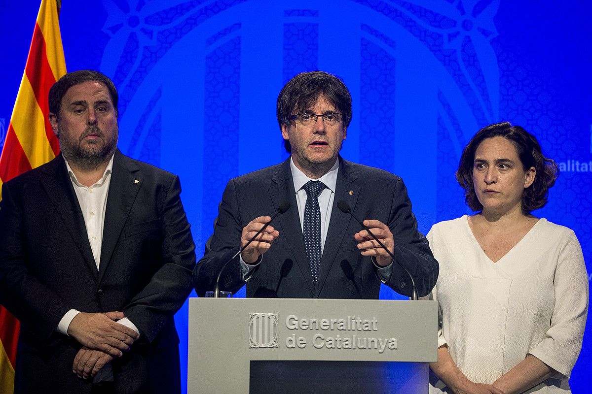 Junqueras, Puigdemont eta Colau, kabinete krisiaren ondoren egindako agerraldian. QUIQUE GARCIA / EFE.
