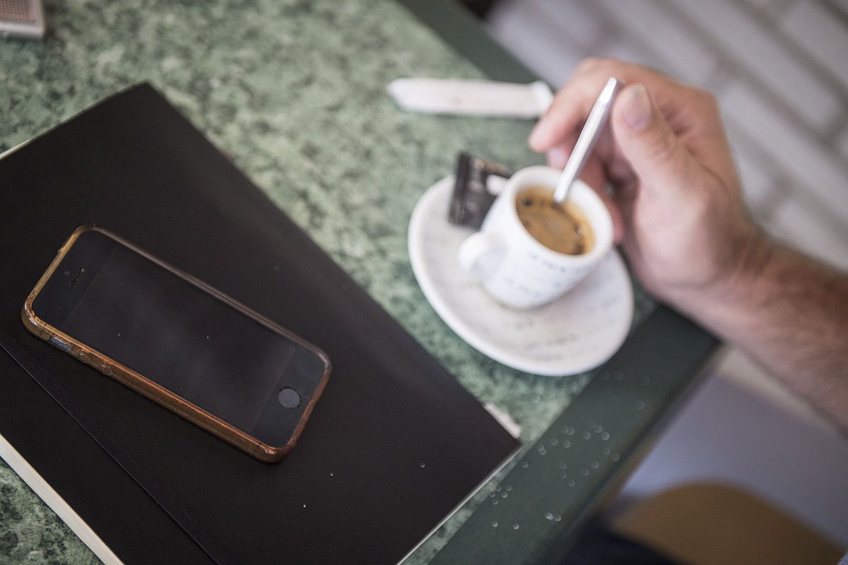 Sakelako telefonoan apuntatzen ditu Jon Maiak bururatzen zaizkion ideiak eta esaldi zehatzak. GORKA RUBIO / ARGAZKI PRESS. Sakelako telefonoan apuntatzen ditu Jon Maiak bururatzen zaizkion ideiak eta esaldi zehatzak. GORKA RUBIO / ARGAZKI PRESS.