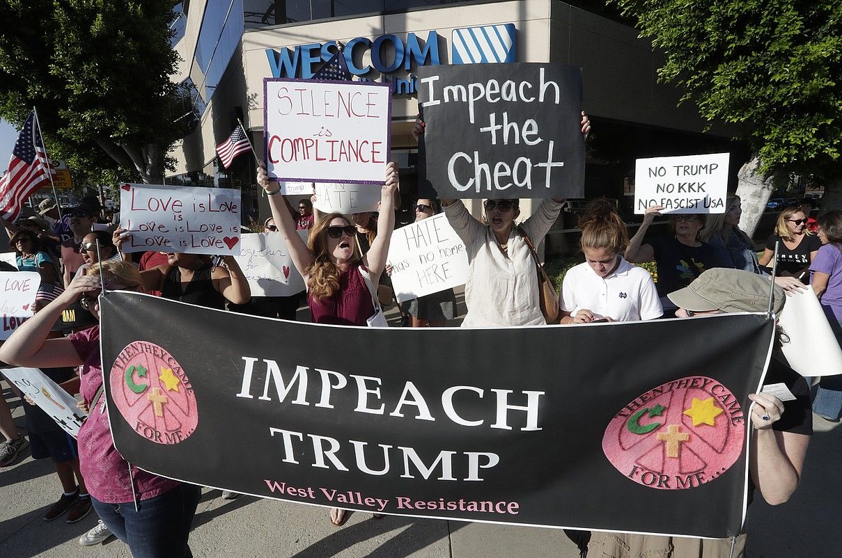 Hainbat manifestari Trumpen kargugabetzea eskatzen, atzo, Sherman Oaksen, Kalifornian. MIKE NELSON / EFE.