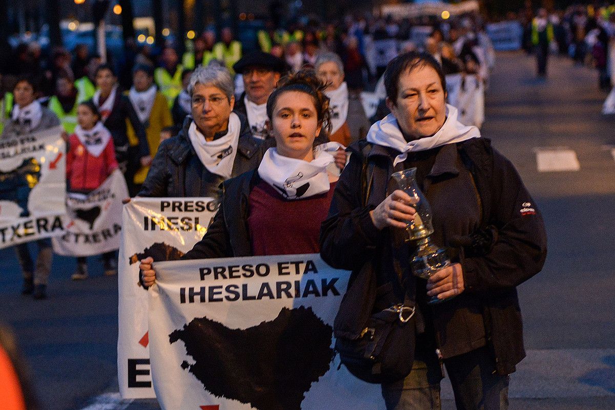 Euskal presoen senideak eta lagunak, Baionako kaleetan iaz eginiko manifestazio batean. ISABELLE MIQUELESTORENA.