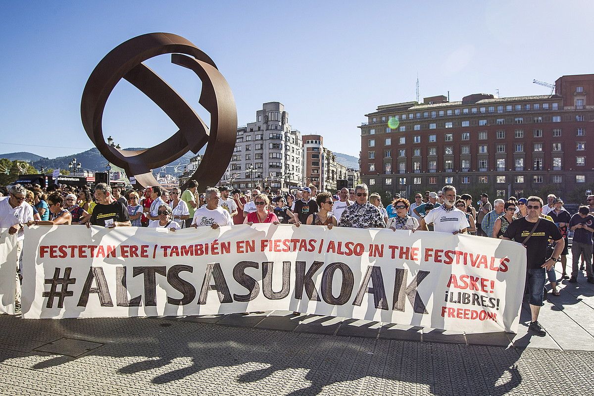 Altsasuko gazteen alde Bilboko udaletxe aurrean atzo eginiko elkarretaratzea. ARITZ LOIOLA / ARGAZKI PRESS. Altsasuko gazteen alde Bilboko udaletxe aurrean atzo eginiko elkarretaratzea. ARITZ LOIOLA / ARGAZKI PRESS.