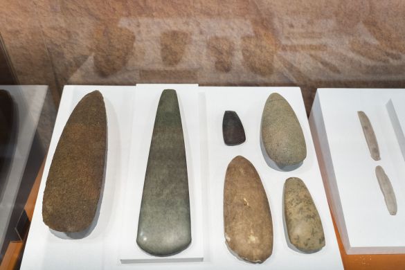 Euskal Herriko indusketetan aurkitutako hainbat harri landu, Neolito garaikoak. MONIKA DEL VALLE / FOKU