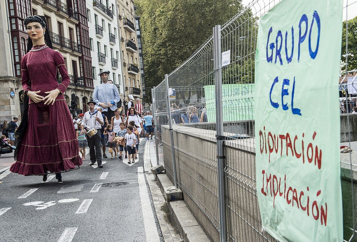 Buruhandien desfilea, Bilboko Areatzatik igarotzen. Bidean, CELen aldeko kartel bat. MARISOL RAMIREZ / ARGAZKI PRESS.