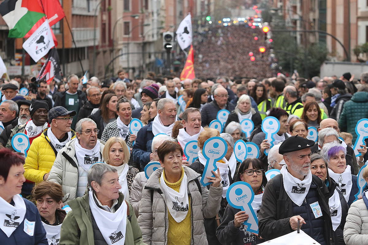 Manifestazioaren buruan joan dira presoen senideak, kartoizko giltzak eskuetan. OSKAR MATXIN EDESA / FOKU