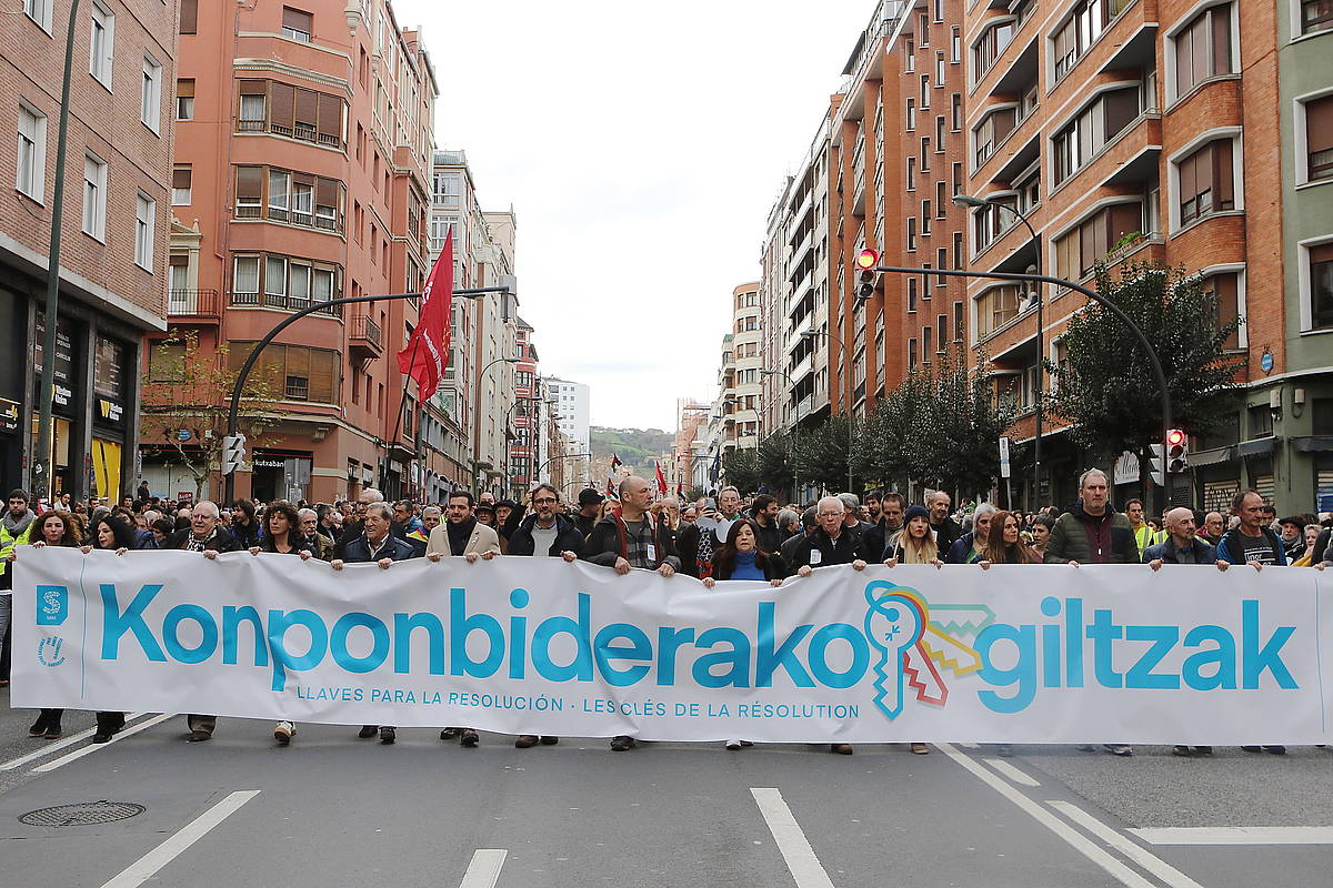 'Konponbiderako giltzak' lelopean egin dute manifestazioa. OSKAR MATXIN EDESA / FOKU