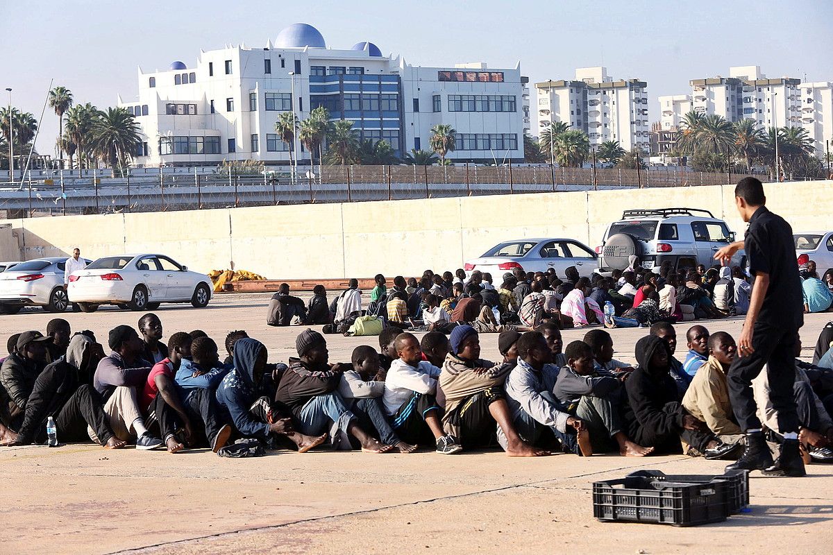 Zenbait polizia, iheslari batzuen bueltan, 2015eko urrian, Tripolin (Libia). EFE.