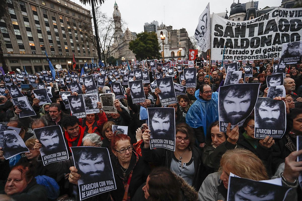 Milaka pertsona Santiago Maldonado bizirik agertzeko eskatzen, Buenos Airesko Maiatzeko Plazan, abuztuaren 11n. DAVID FERNANDEZ / EFE.