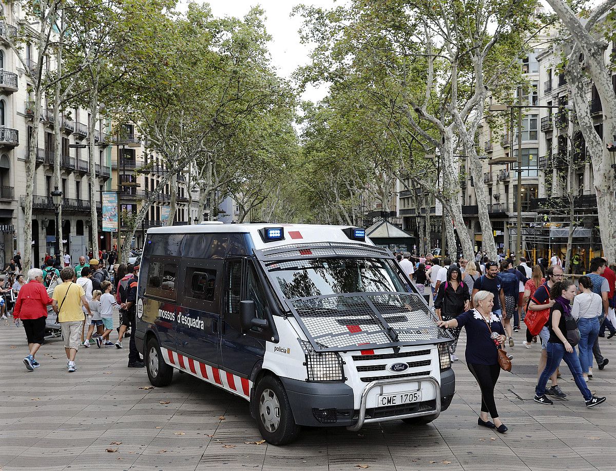 Mossoen patruila bat Bartzelonako Rambletan, aste honetan. ANDREU DALMAU / EFE.