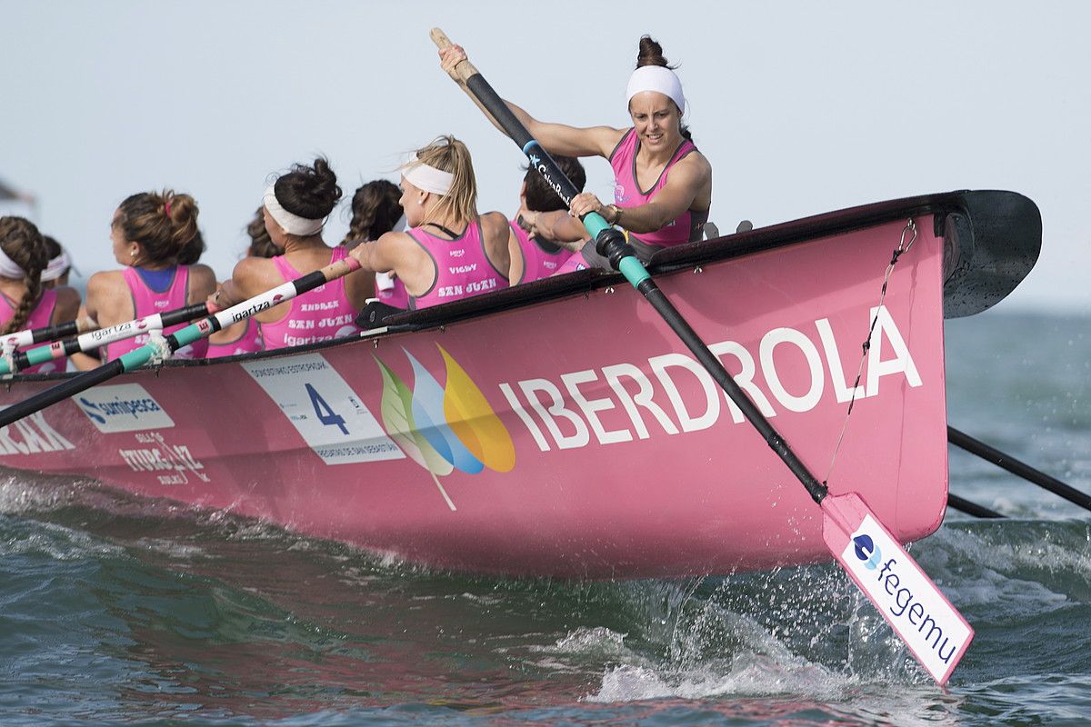 Irati Larrañaga, San Juaneko aurrekalaria, ziaboga emateko prest, atzo, sailkatze estropadan. JUAN CARLOS RUIZ / ARP. Irati Larrañaga, San Juaneko aurrekalaria, ziaboga emateko prest, atzo, sailkatze estropadan. JUAN CARLOS RUIZ / ARP.