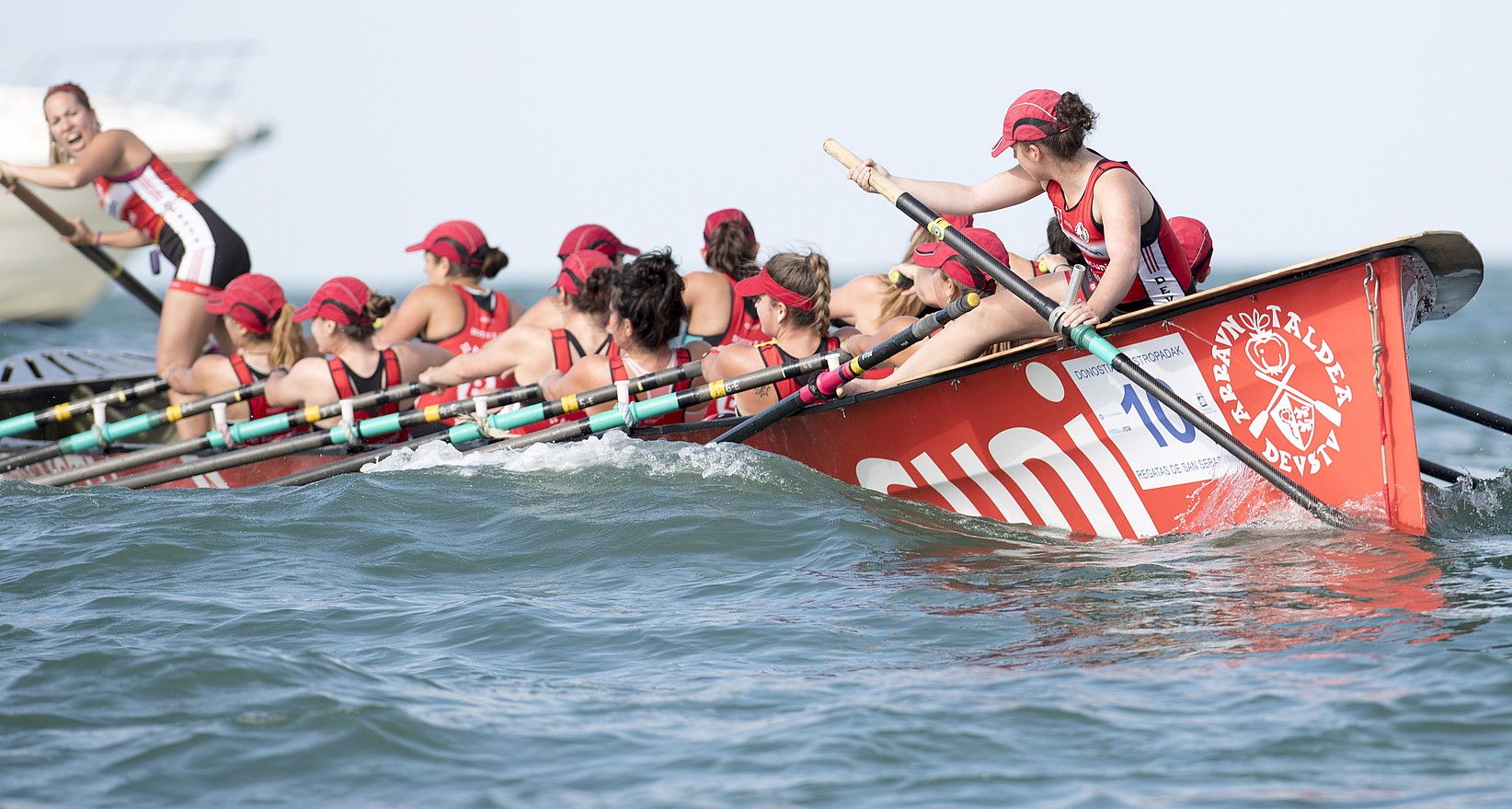 San Juango arraunlariak ahalegin batean, herenegun, sailkapen estropadan. JUAN CARLOS RUIZ / ARGAZKI PRESS.