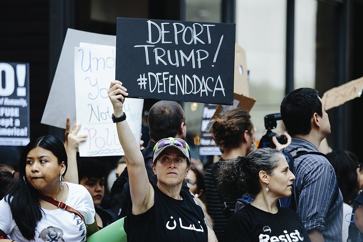 DACA programa kenduko dutela eta, hainbat pertsona protesta egiten atzo, New Yorken. ALBA VIGARAY / EFE.