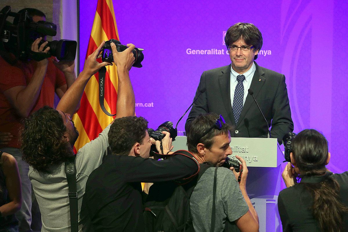Carles Puigdemont presidentea, atzo, Bartzelonan. TONI ALBIR / EFE.
