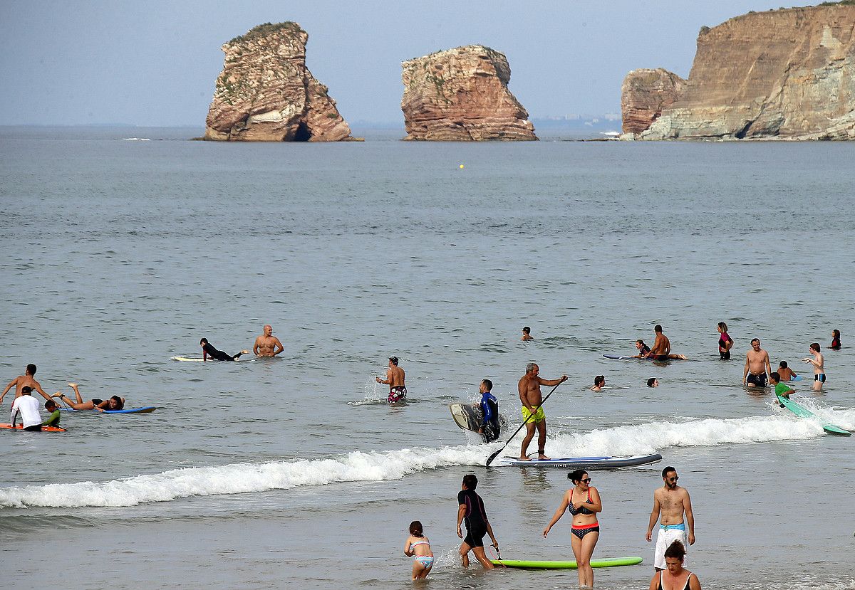 Surflari asko ibiltzen dira Donostiako Groseko Zurriola hondartzan. IDOIA ZABALETA / ARGAZKI PRESS.