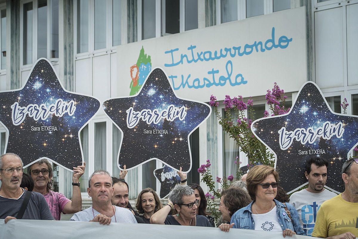 Intxaurrondo ikastolako irakasle eta langileek atzo egindako elkarretaratzea. JON URBE / ARGAZKI PRESS. Intxaurrondo ikastolako irakasle eta langileek atzo egindako elkarretaratzea. JON URBE / ARGAZKI PRESS.