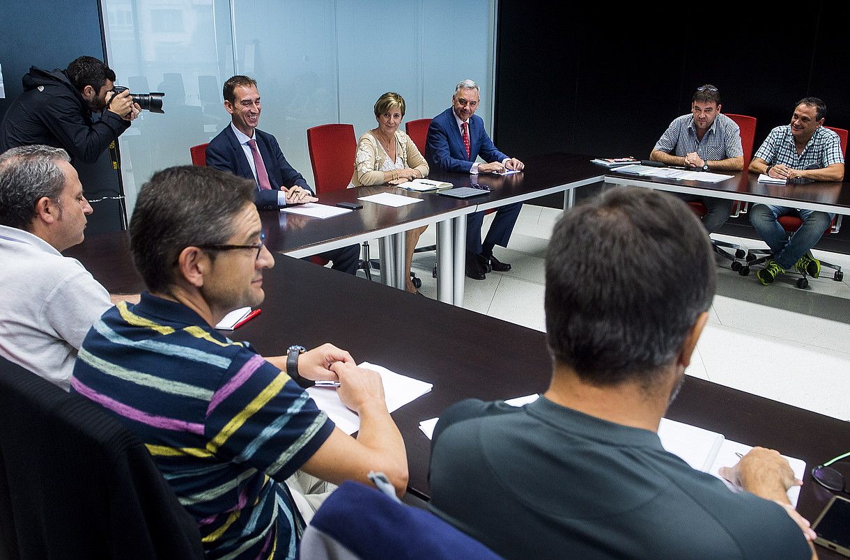 Eusko Jaurlaritzako Ekonomiaren Garapeneko sailburua, Arantxa Tapia, Navaleko langile batzordearekin bileran, atzo, Bilbon. LUIS JAUREGIALTZO / ARGAZKI PRESS.