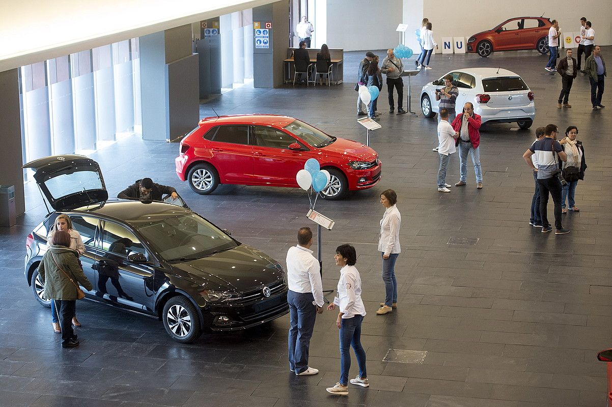 Uztailean ekoizten hasi ziren Poloaren modelo berriaren hamabi eredu erakutsi dituzte aurkezpen ekitaldian. IÑIGO URIZ / ARGAZKI PRESS. Uztailean ekoizten hasi ziren Poloaren modelo berriaren hamabi eredu erakutsi dituzte aurkezpen ekitaldian. IÑIGO URIZ / ARGAZKI PRESS.
