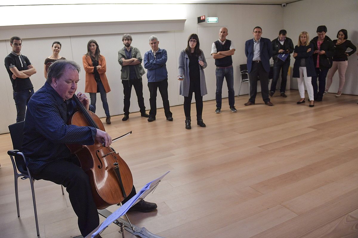 Txeloa izango da protagonista etzi Baluarten, Nafarroako Orkestra Sinfonikoaren kontzertuan. Irudian, jaialdiaren aurkezpena, atzo, Iruñean. IDOIA ZABALETA / ARP.