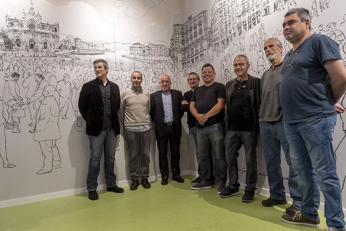 'Vitoria, 3 de marzo' (Gasteiz, martxoak 3) pelikulako ekoizle, zuzendari eta gidoilariak, M3 elkarteko ordezkariekin batera, aurkezpenean. JUANAN RUIZ / ARGAZKI PRESS.