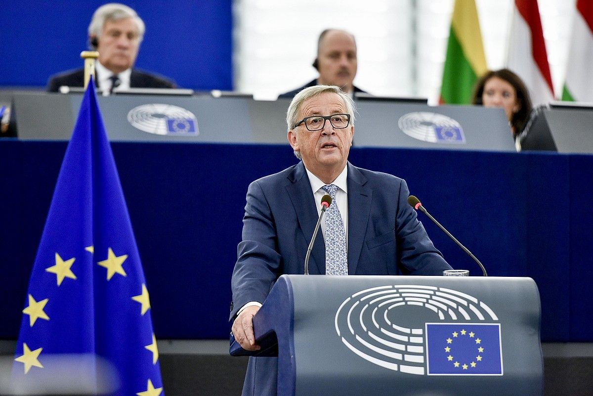 Jean Claude Juncker, Europako Parlamentuan hitzaldia ematen, atzo. MATHIEU CUGNOT / EFE.