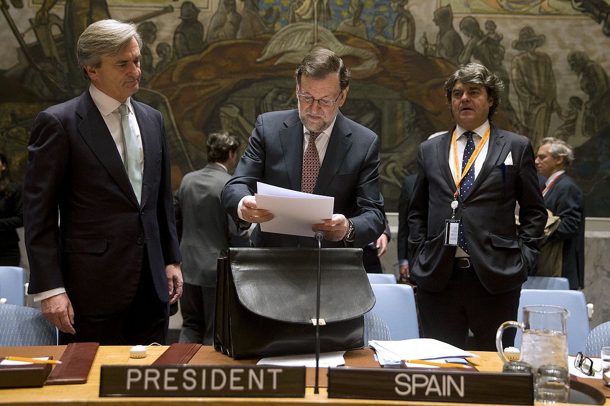 Mariano Rajoy Espainiako presidentea NBEn, Jorge Moragas kabineteburuarekin eta Roman Oiartzun enbaxadorearekin batera, aurreko bilkura batean. D. C. / EFE.