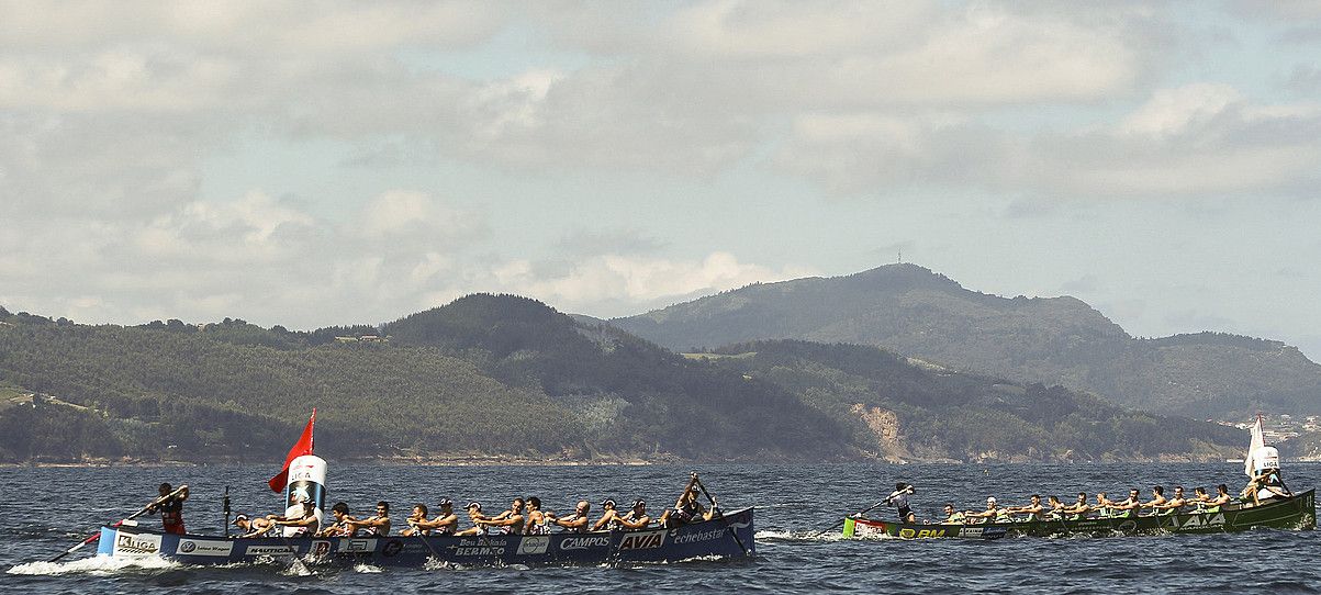 Urdaibai eta Hondarribiako traineruak, bata bestearen alboan, ziaboga emateko prestatzen, Ondarroako banderan. MIGUEL TOÑA / EFE. Urdaibai eta Hondarribiako traineruak, bata bestearen alboan, ziaboga emateko prestatzen, Ondarroako banderan. MIGUEL TOÑA / EFE.