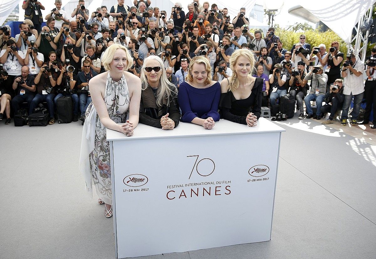 Jane Campion zuzendaria, telesaileko protagonistekin Cannesko jaialdian. SEBASTIEN NOGIER / EFE.