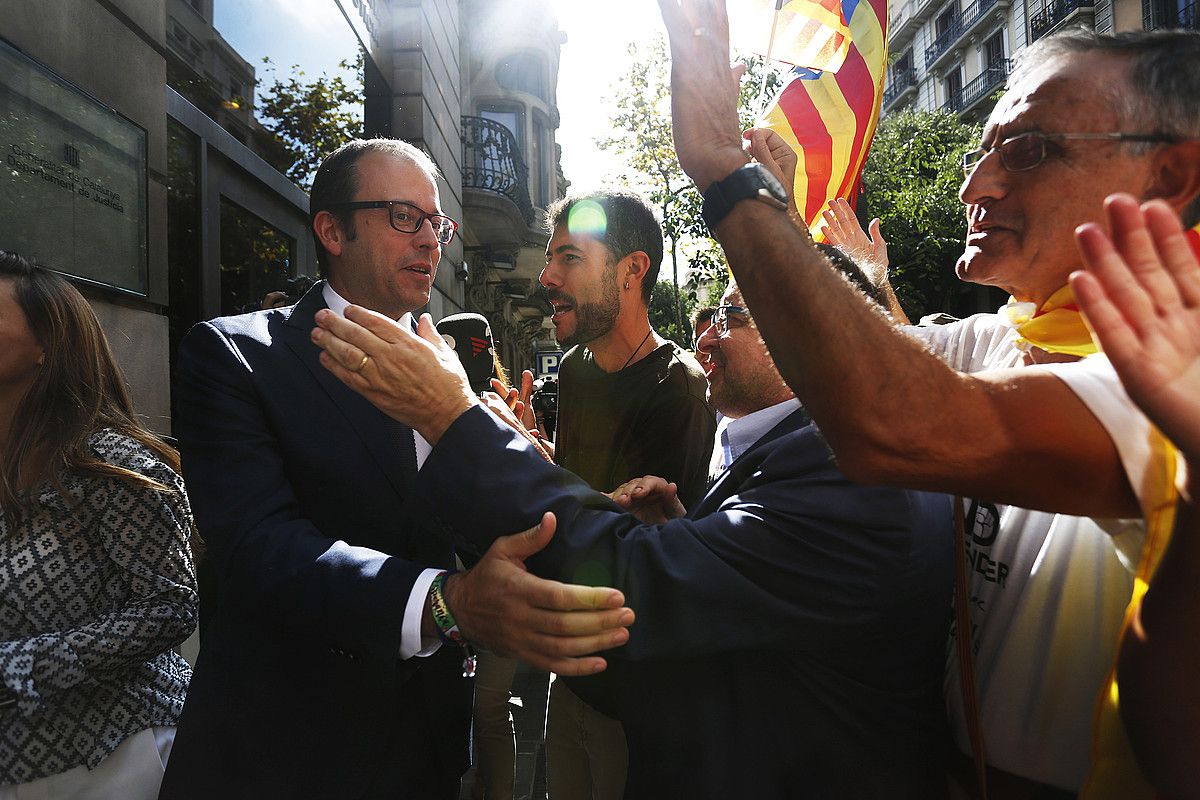 Marc Solsona (PDECat) Mollerussako alkatea (Lleida) herritarren babesa jasotzen atzo, Bartzelonan, Kataluniako Fiskaltza Nagusiaren atarian. ORIOL CLAVERA. Marc Solsona (PDECat) Mollerussako alkatea (Lleida) herritarren babesa jasotzen atzo, Bartzelonan, Kataluniako Fiskaltza Nagusiaren atarian. ORIOL CLAVERA.